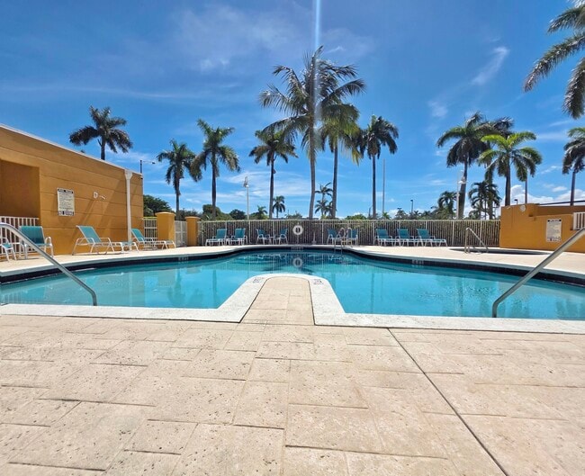 Building Photo - 1341 SE 3rd Ave