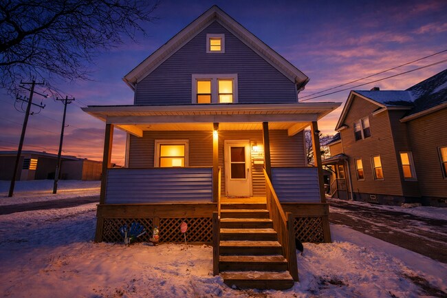 Building Photo - Clean Upper Unit! Move Right In!