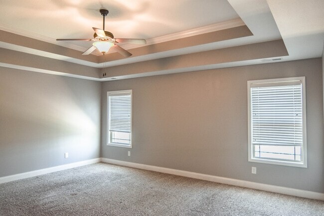 Building Photo - Dog Friendly Three Bedroom in Rossview!