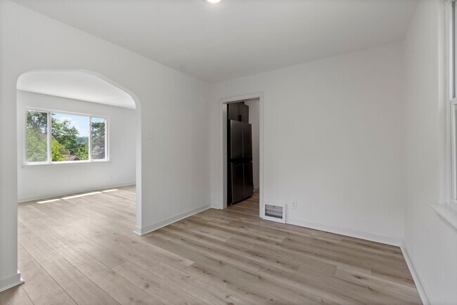 Building Photo - AVAILABLE NOW! RENOVATED 3-BEDROOM!