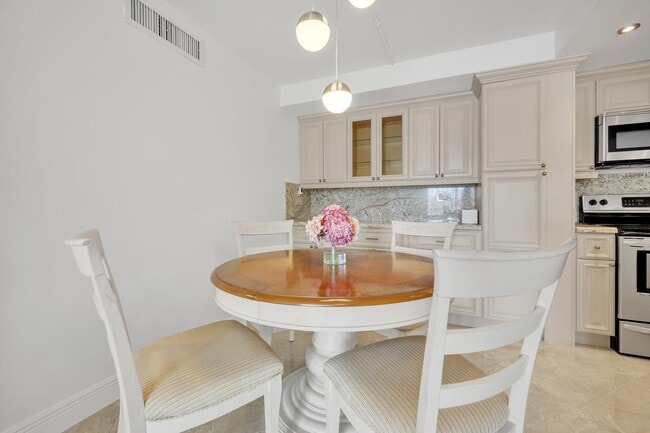 Building Photo - 720 Bayshore Dr