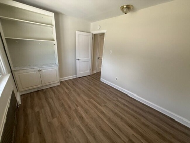 Building Photo - 400 N Springfield Rd