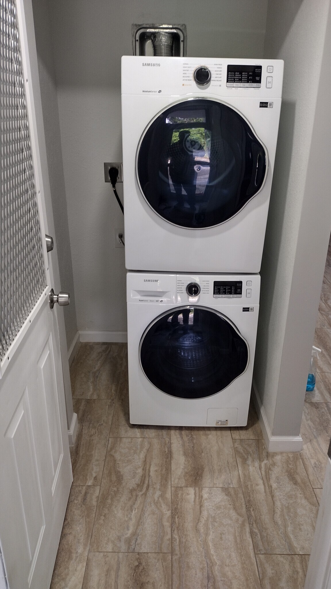 Washer and dryer included - 2960 Nelson St