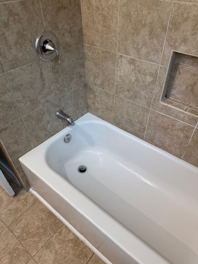 Building Photo - Newly Renovated 4 Bedroom 2 Bath home, wit...