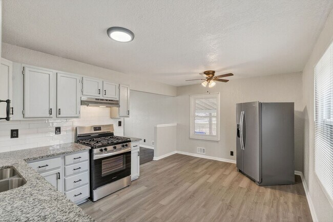 Building Photo - Hard-to-Find 6-Bedroom Home in Grandview!