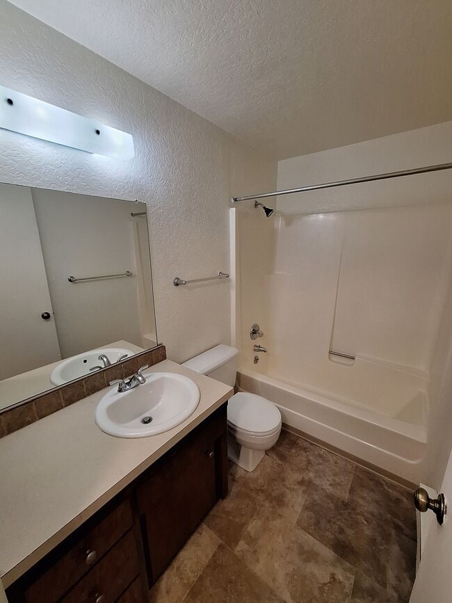 Building Photo - Two Bedroom Townhouse Style Unit