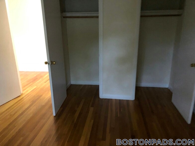 Building Photo - 122 Dustin St