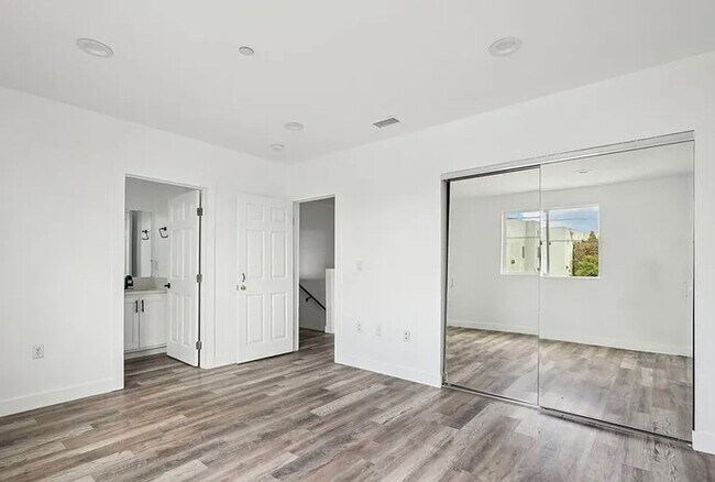 Building Photo - 4BED/3BATH IN BOYLE HEIGHTS!