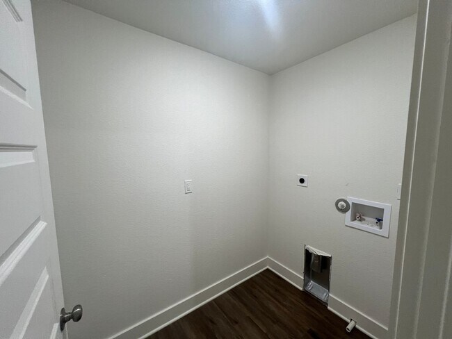 Building Photo - Call Green Oak Property Management to schedule your tour today!