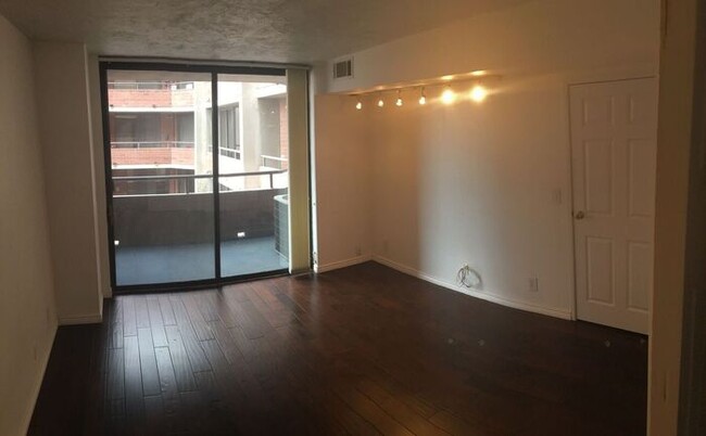 Building Photo - Modern Downtown Condo at Arlington Place