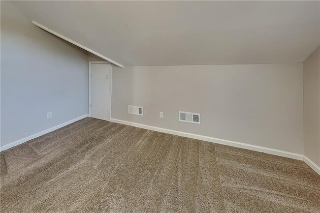 Building Photo - 5025 Oak Hollow Dr NW
