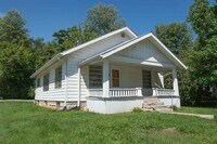 Building Photo - 3 bedroom, 1 bath Home: Available August 2026!