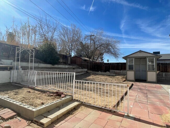 Building Photo - Victorville, 3 Bedroom, 2 Bathrooms, Large...