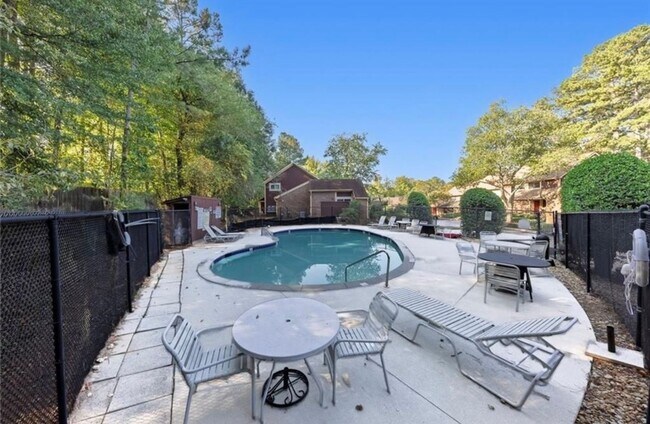 Building Photo - Renovated townhome in Great Alpharetta location