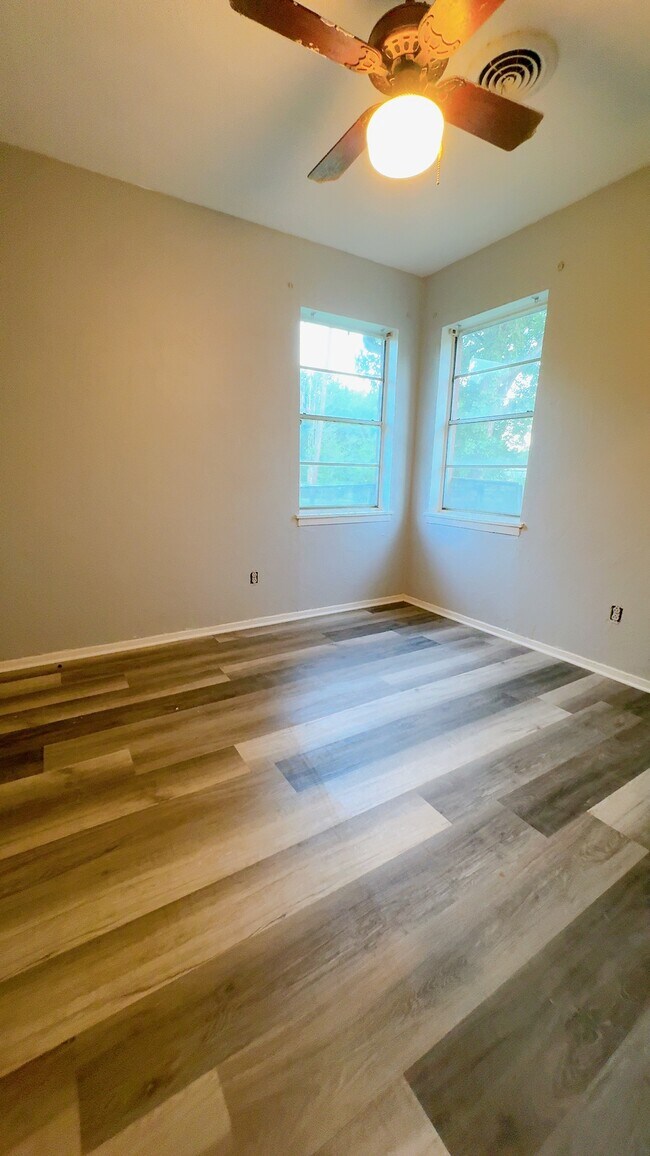 Building Photo - 1015 19th St SW