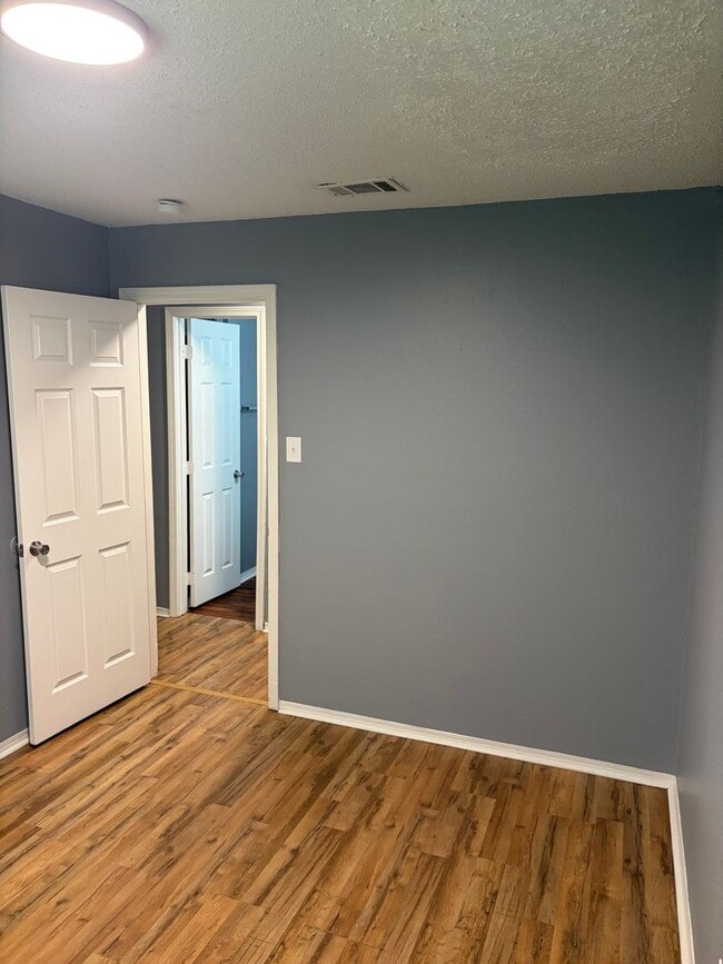 Building Photo - 3 bedroom and 1 bathroom house- $1000 move-in special