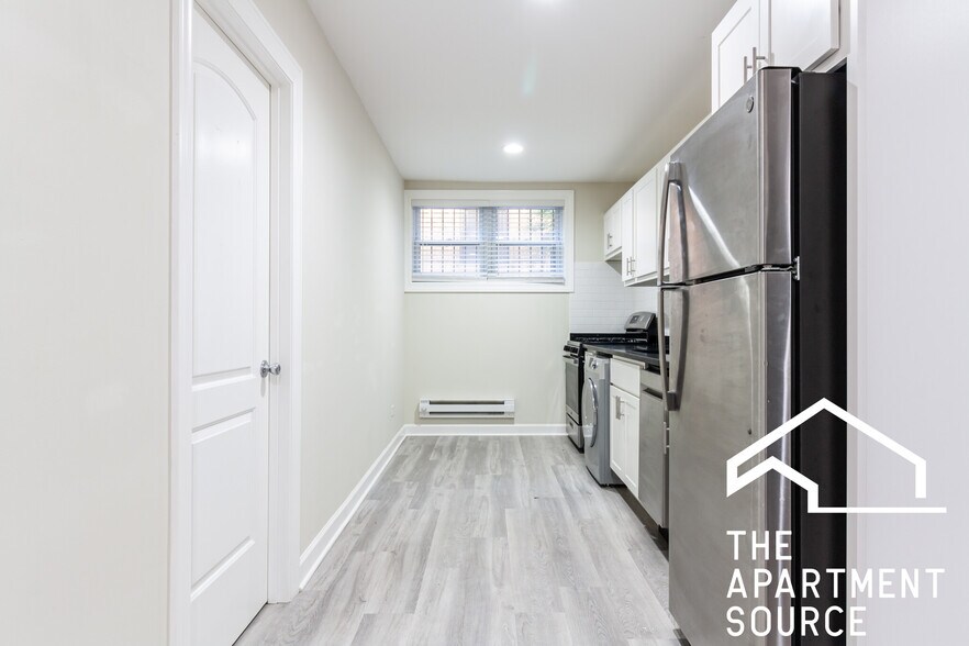 Building Photo - 726 W Roscoe St