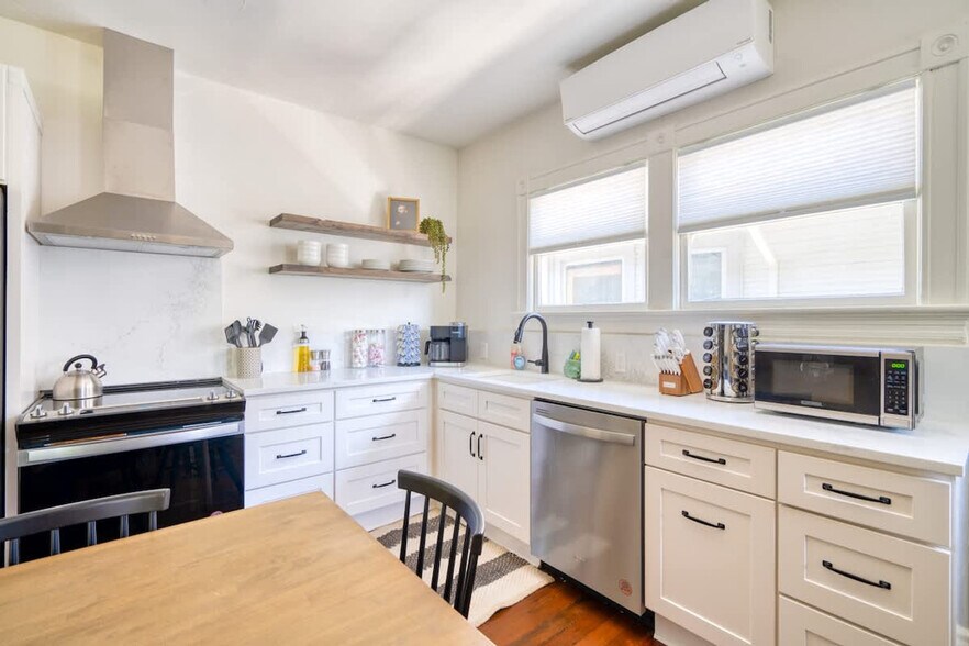 Building Photo - 1032 SE 12th Ave