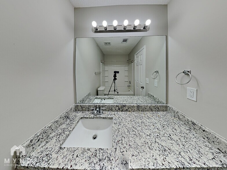 Building Photo - 6332 Hickory Ln Cir