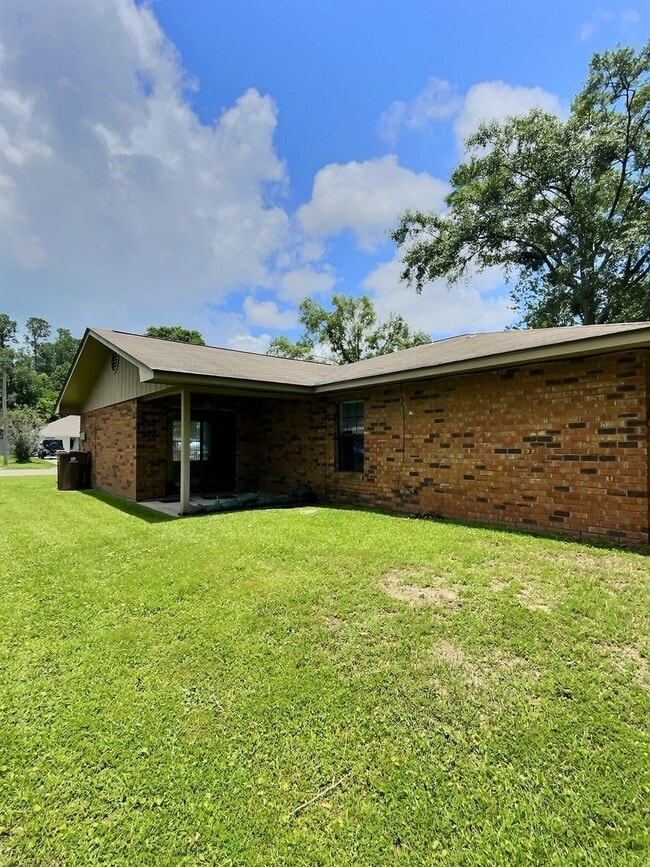 Building Photo - 1109 Hickory Dr
