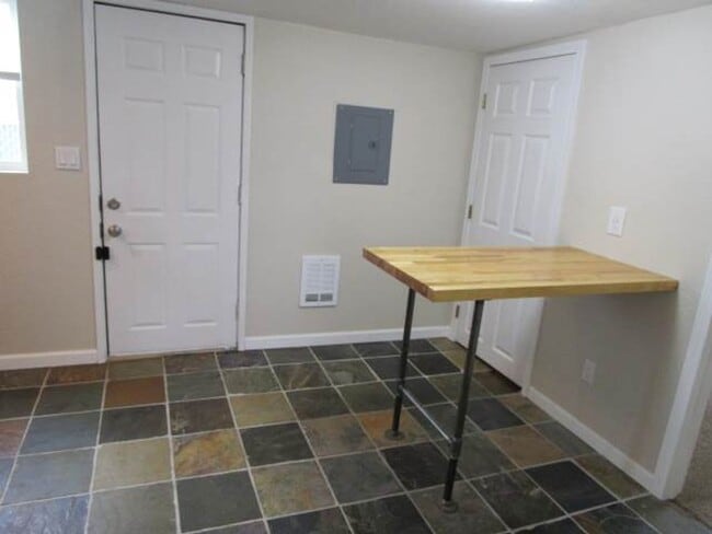 Building Photo - 2 Bedroom, 1 Bathroom Tacoma Home