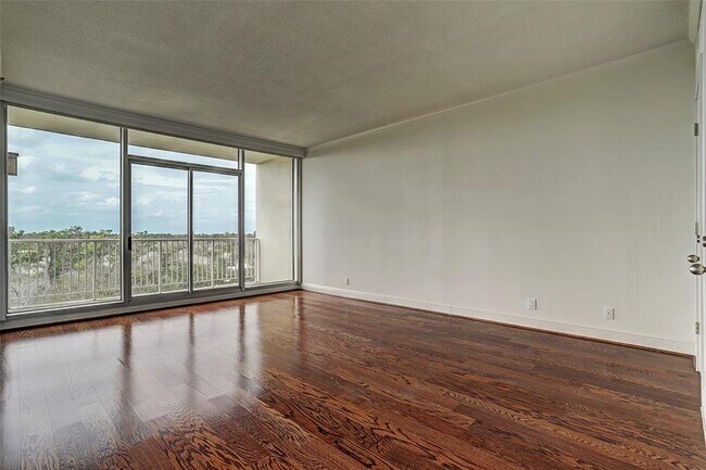 Building Photo - 121 N Post Oak Rd
