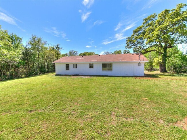 Building Photo - 502 N Oak St