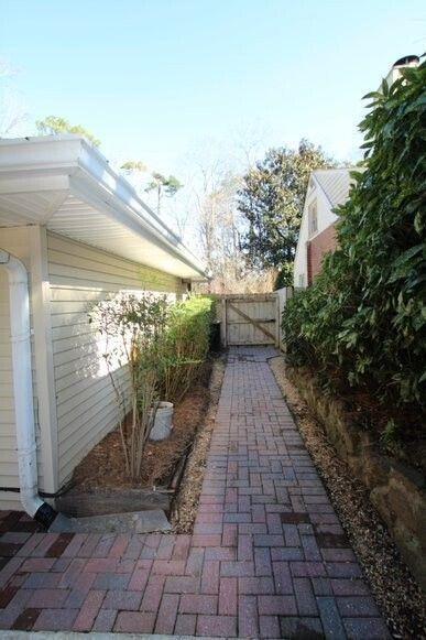 Building Photo - 4104 N Ivy Rd NE