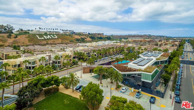 Building Photo - 6241 Crescent Park W
