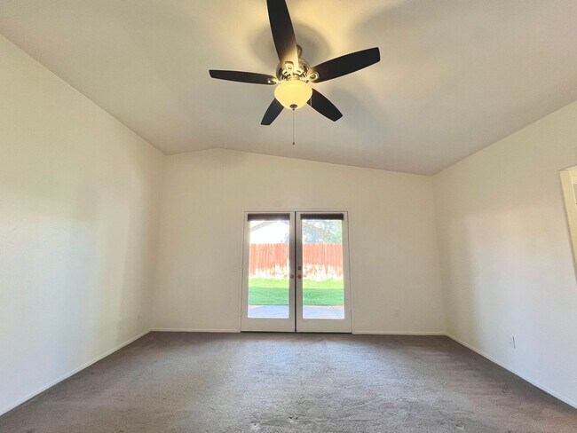 Building Photo - AVAILABLE NOW!!! 3 Bedroom 2 Bathroom Home in La Quinta