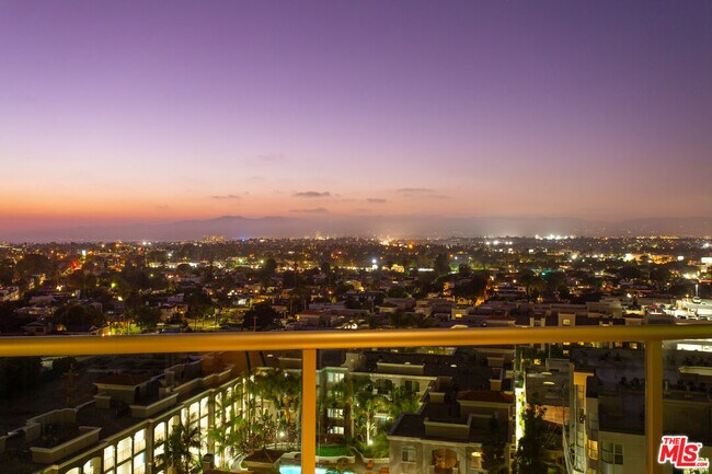 Building Photo - 13700 Marina Pointe Dr
