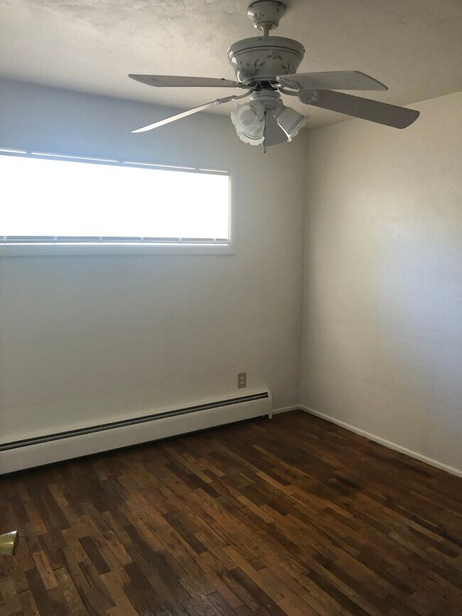 Building Photo - 2 Bed 1 Bath House with Garage