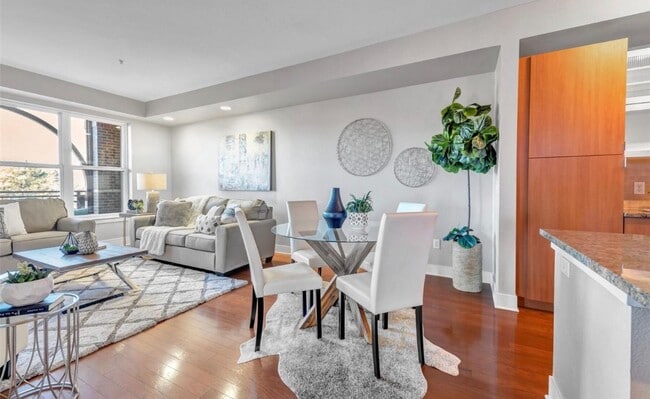 Building Photo - Amazing City Views