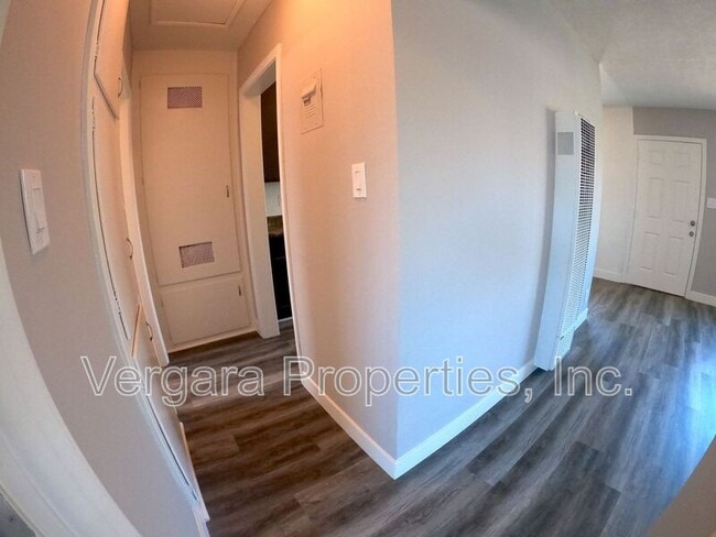 Building Photo - 1083 E 7th St