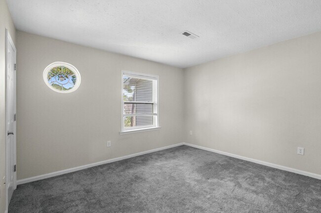 Building Photo - End unit of a Triplex within walking dista...