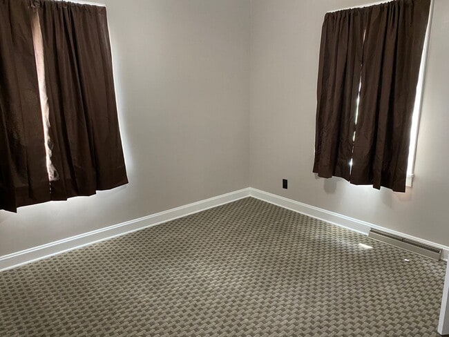 Building Photo - 2 bedroom and 2 bath house for rent