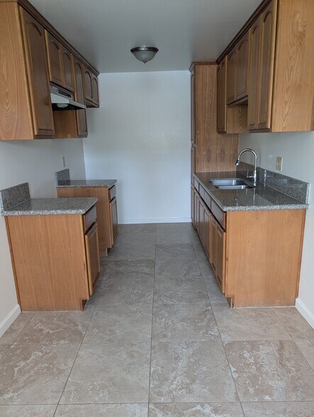 Kitchen - 4435 Bonnie Brae St