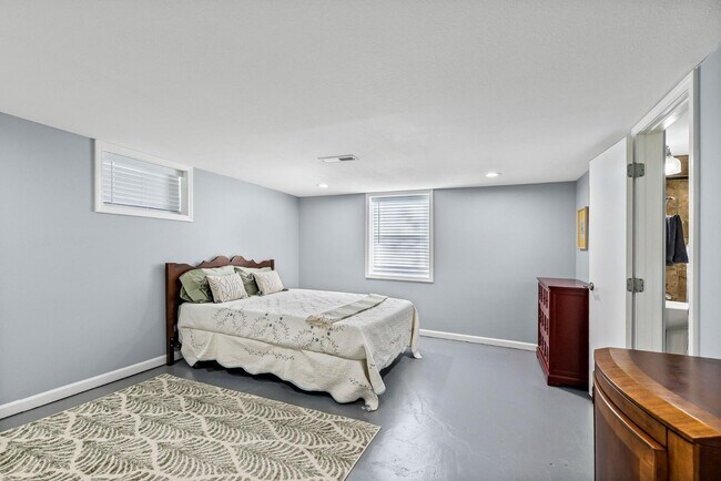 Building Photo - 805 W Ash St