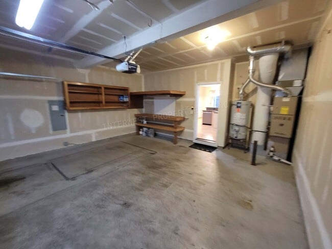 Building Photo - *1ST MONTH'S RENT FREE PROMO* Large 3 Bed 2.5Ba Vancouver Beauty W/ Gas Fireplace, Dog Run, Fence...