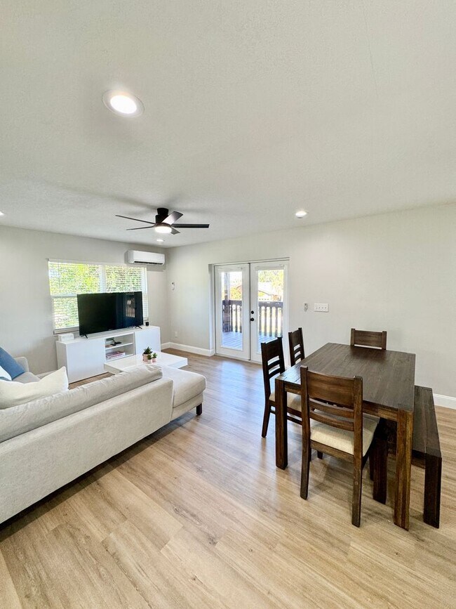 Building Photo - Fully Furnished Down Town Clermont Short T...