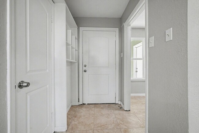 Building Photo - 2319 Glengariff Dr