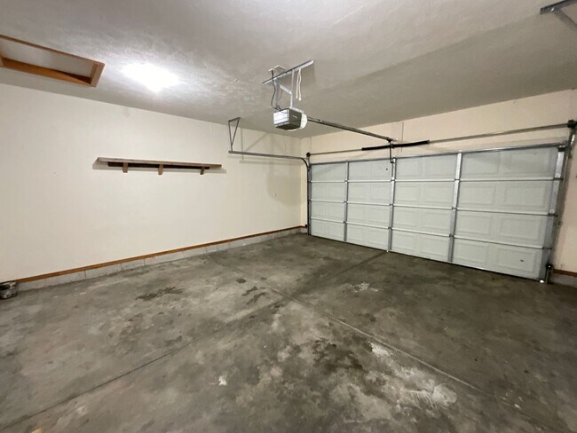 Building Photo - Beautiful Home on Private Setting