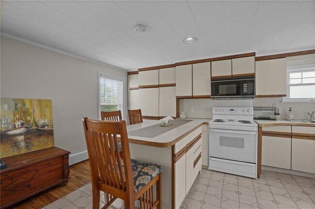 Building Photo - 8 Family Ln