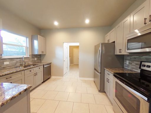 Building Photo - Beautiful Home with Everything in the Windcrest Gardens!