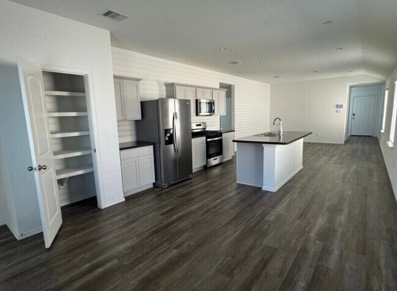 Building Photo - 24330 Saddlestone Green Dr
