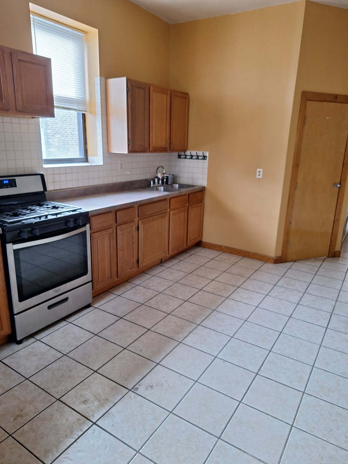 Building Photo - 2136 W Cermak Rd