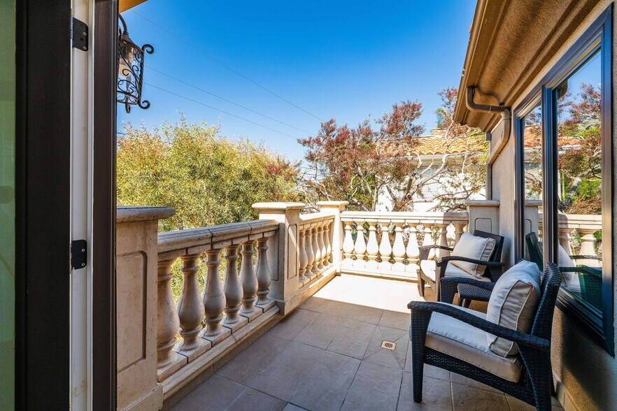 Building Photo - 1554 Mathews Ave