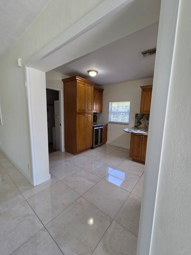 Building Photo - 1008 Macy St