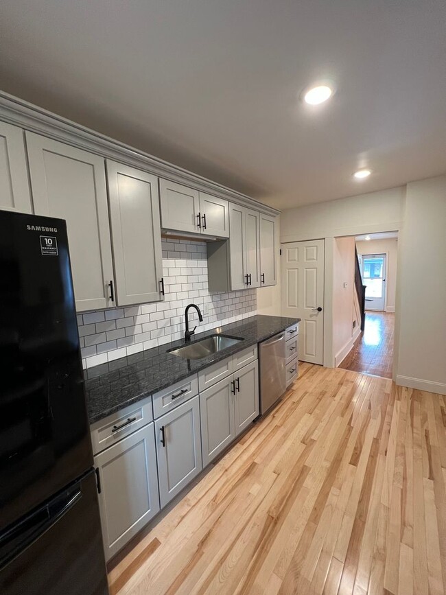 Building Photo - Stunning 3 Bedroom, 1 Bathroom Home in the...