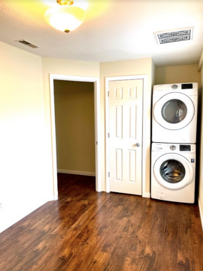 Building Photo - 1 Bedroom Avail August 2025!  Monthly Rent...